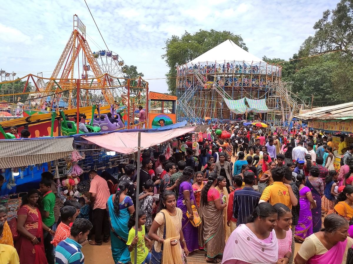 திக்... திக்... மரணக்கிணறு சாகசம்; ராட்சத ராட்டினம் - களைகட்டும் கன்னியாகுமரி வாவுபலி பொருட்காட்சி