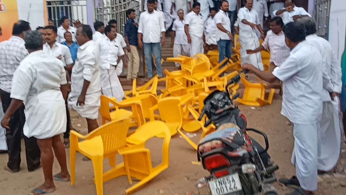 மண்டபத்திலிருந்து சாலையில் வீசி எறியப்பட்டிருந்த நாற்காலிகள்