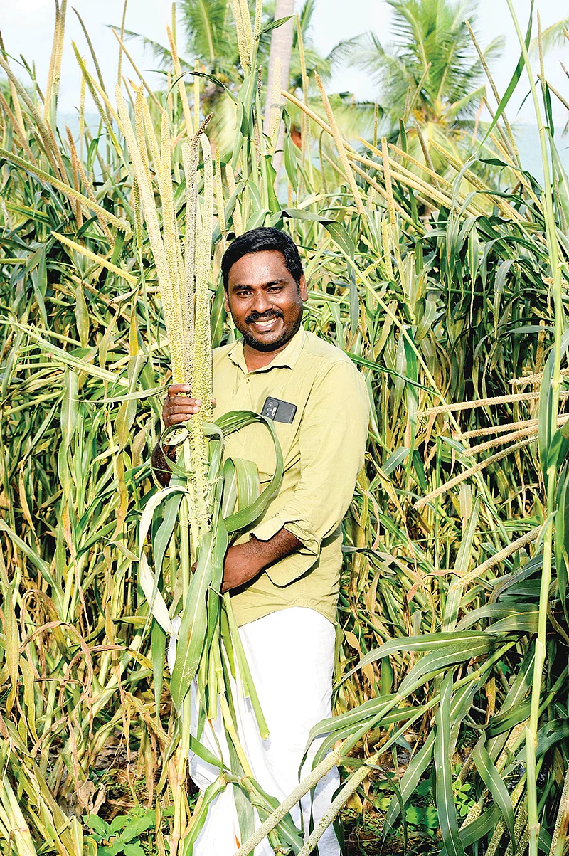 நீளக்கம்புவுடன் தனீஸ்வரன்