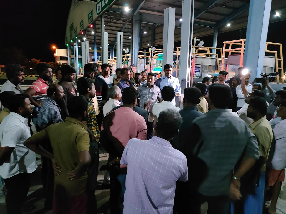 போராட்டத்தில் ஈடுபட்ட சசிகலா ஆதரவாளர்கள்
