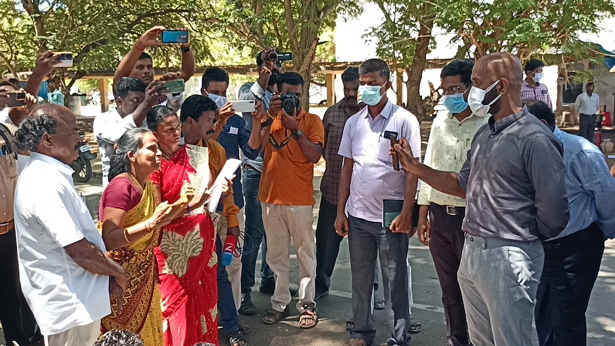 சைகை மூலம் பேச்சுவார்த்தை நடத்திய ஆட்சியர்