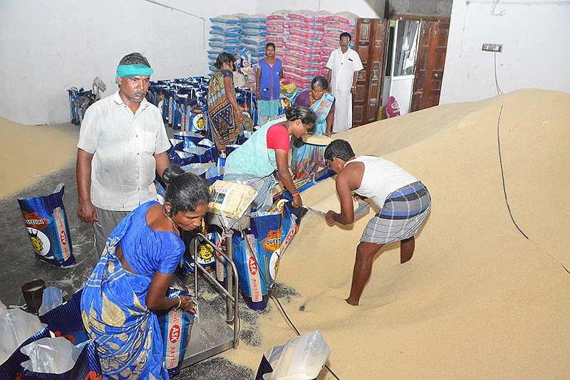 அரிசி பேக்கிங் செய்யும் பணி