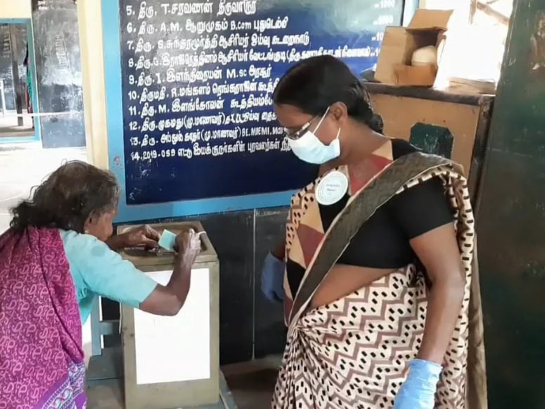 பார்வை மாற்றுத்திறனாளி வாக்கை தேர்தல் அலுவலர் பதிவுசெய்யலாமா?! - நிறுத்தப்பட்ட வாக்குப்பதிவு
