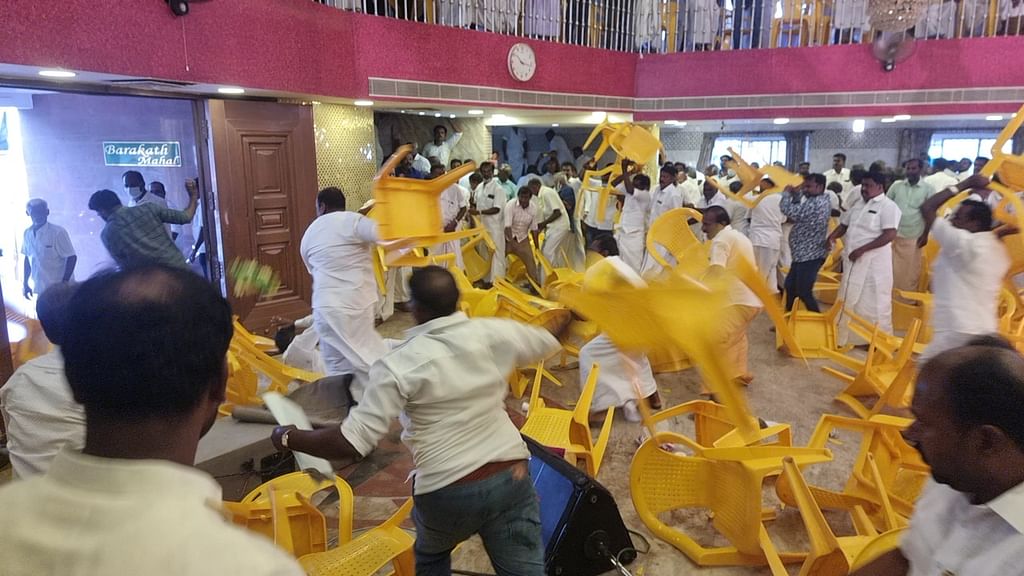 நாற்காலிகள் வீசி எறியப்படும் காட்சி