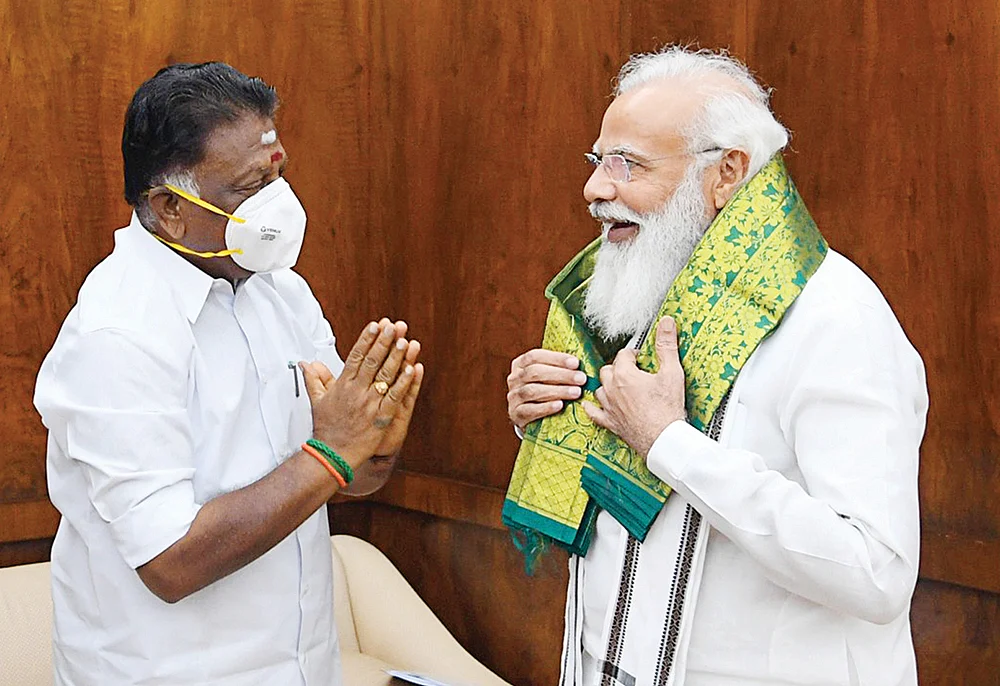 வைப்ரேஷன் எடப்பாடி... சைலன்ட் பன்னீர் - டெல்லி சிக்னல் யாருக்கு?