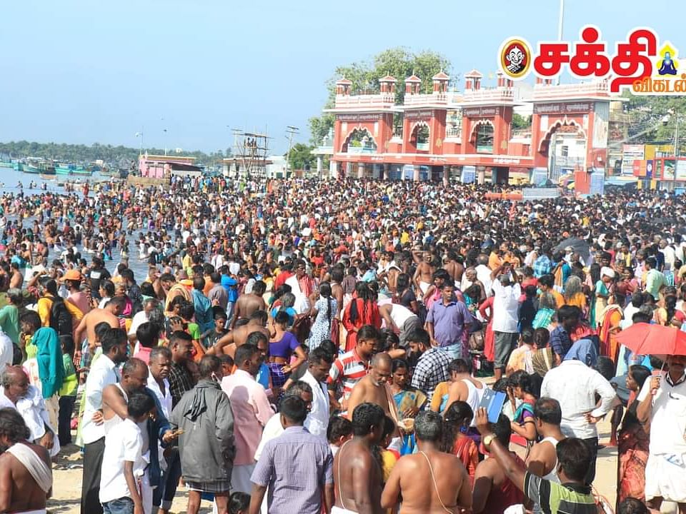 ஆடி அமாவாசை : ராமேஸ்வரம் கடலில் புனித நீராடக் குவிந்த பக்தர்கள்; தர்ப்பணம் கொடுத்து வழிபாடு