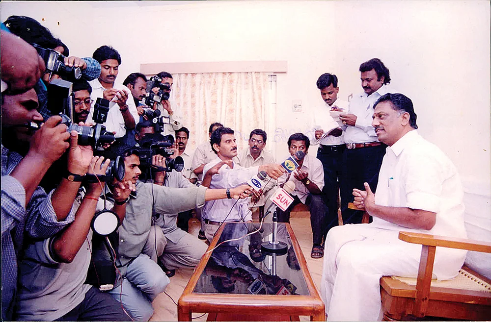பகை... சமரசம்... மெத்தனம்... ஓ.பி.எஸ் சரிந்த கதை!