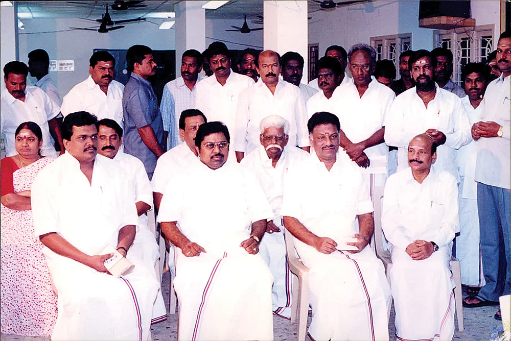 பகை... சமரசம்... மெத்தனம்... ஓ.பி.எஸ் சரிந்த கதை!