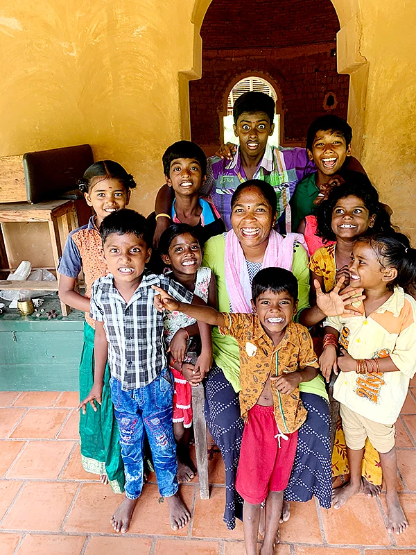 பாடப்புத்தகங்களைத் தாண்டியும்
ஓர் அறிவுலகம் இருக்கு! - வீதி நூலகம் நடத்தும் மைவிழிச்செல்வி