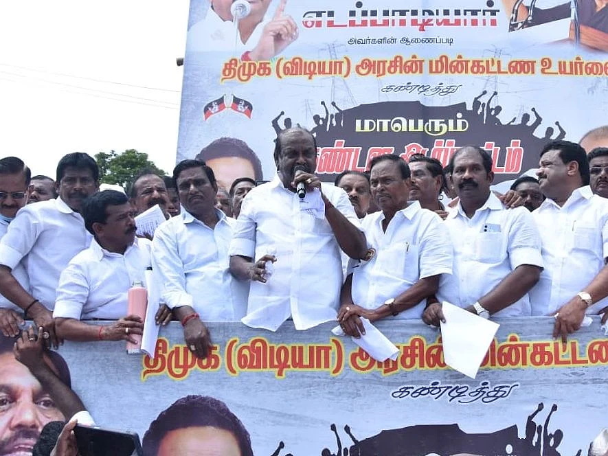 ``பன்னீர்செல்வம் அரசியல் ஜோக்கர்; என்ன செய்வதென்று தெரியாமல் திரிகிறார்!" - நத்தம் விஸ்வநாதன் தாக்கு