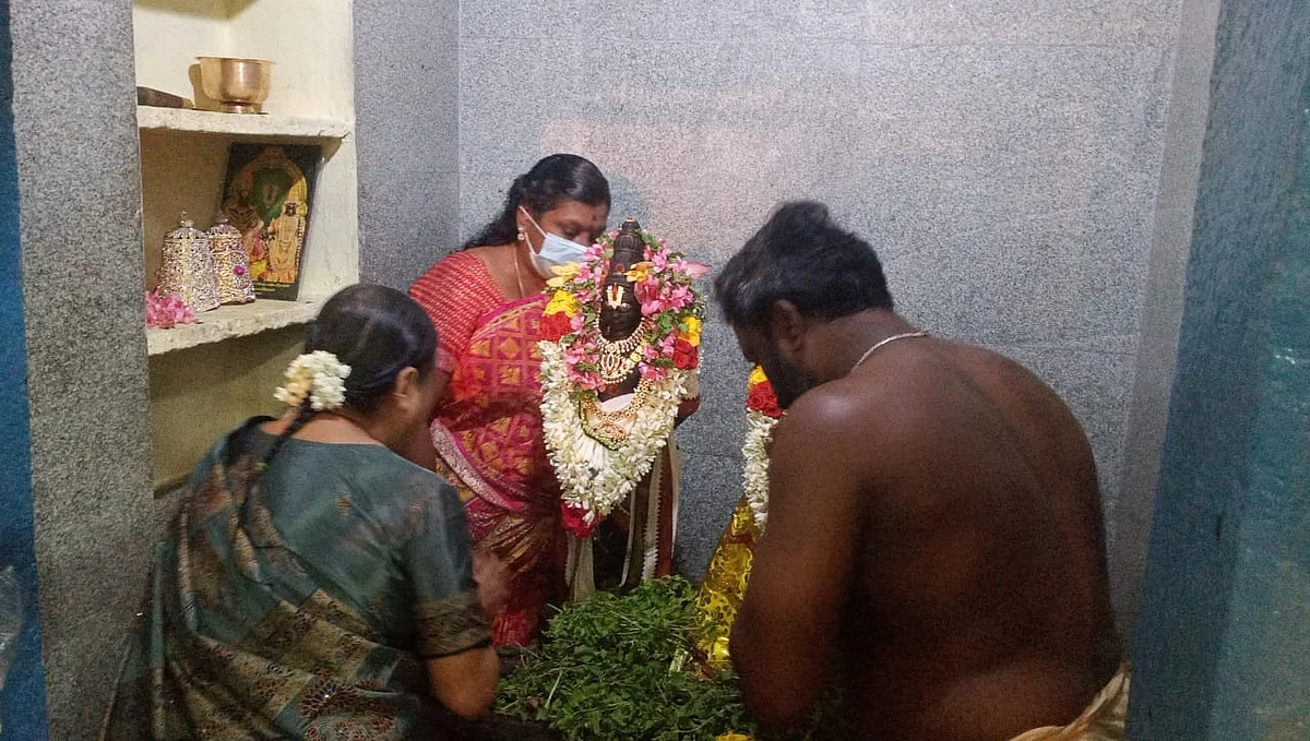 சுவாமியை தொட்டு வணங்கும் பக்தர்கள்