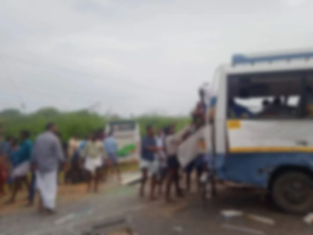 விபத்தில் சிக்கிய வேனில் மீட்புப் பணி