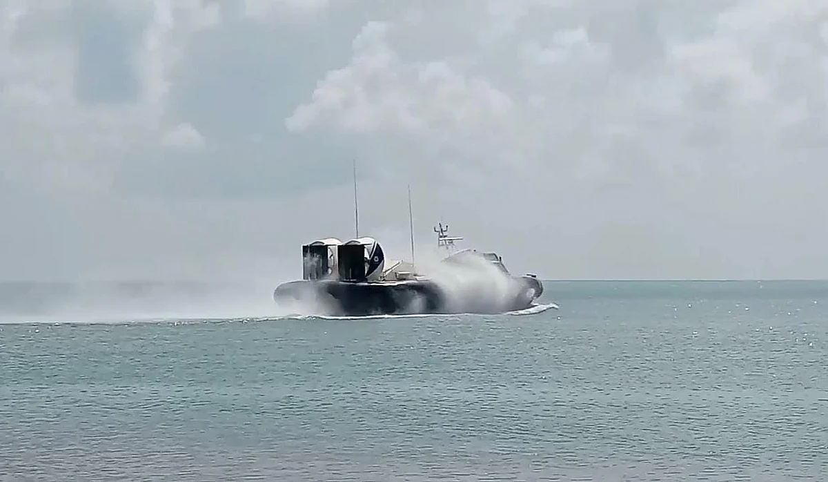 ரோந்துப் பணியில் ஹோவர் கிராஃப்ட் கப்பல்