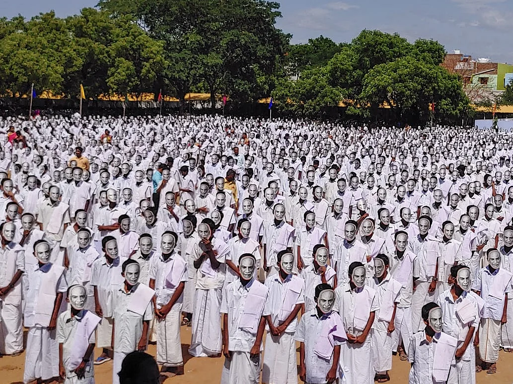 பெருந்தலைவர் பிறந்தநாளில்
4,656 மாணவர்கள் காமராஜர் வேடம்; சாதனை புத்தகத்தில் இடம்!