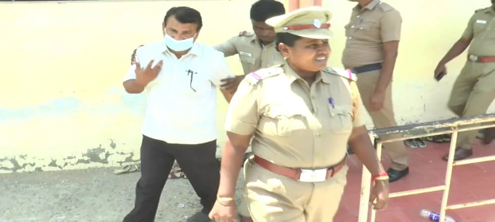 ஆசிரியர் கைது