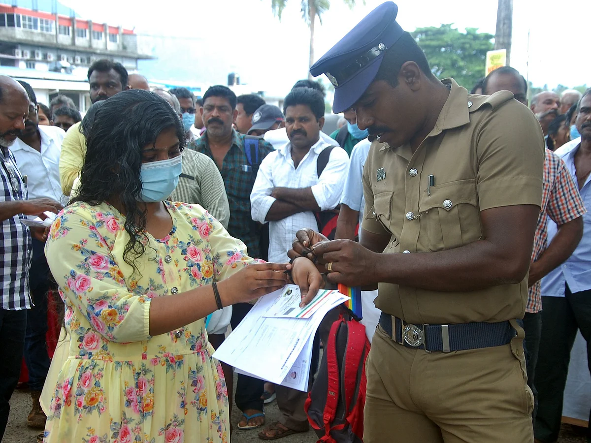 நீட் தேர்வு தமிழ்நாடு: சுவாரஸ்ய சம்பவங்களின் புகைப்படத் தொகுப்பு!