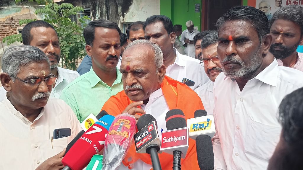 செய்தியாளர்களுக்குப் பேட்டி அளித்த பொன்.ராதாகிருஷ்ணன்