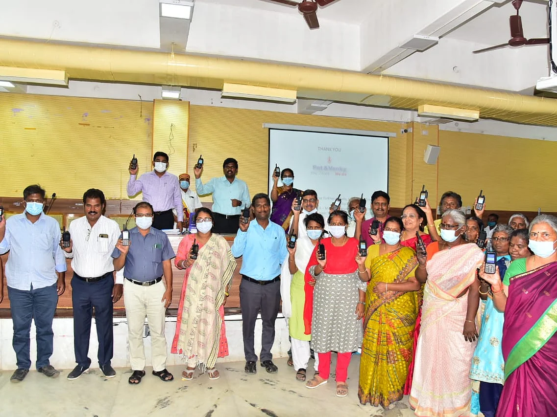 அதிகாரிகளுக்கு வாக்கி டாக்கி, எஸ்.ஓ.எஸ், ரெக்கார்டிங்ஸ் அம்சங்கள்; அசத்தும் திருச்சி கலெக்டர்!