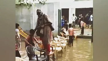 மழை நீரை கடக்கும் ஆசிரியர்
