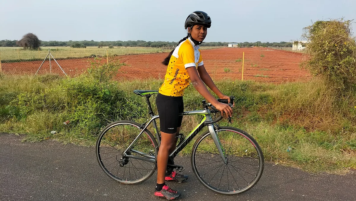 ரேஸ் சைக்கிளில் மாணவி ஸ்ரீமதி