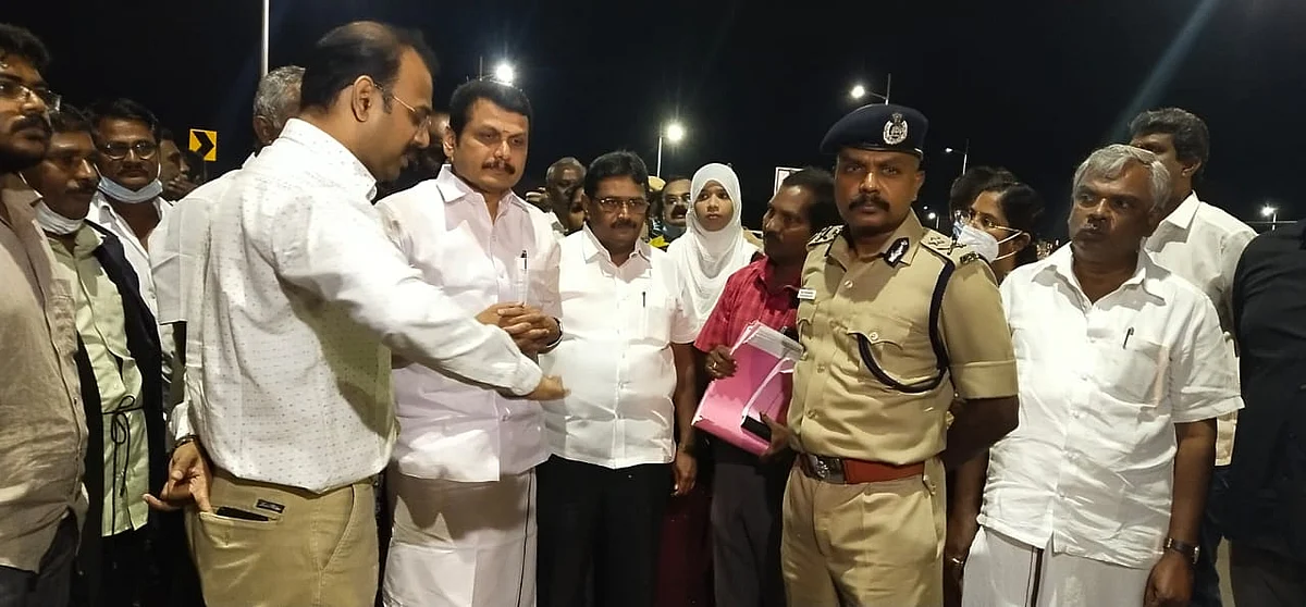 மேம்பாலத்தில் செந்தில் பாலாஜி, அதிகாரிகள் ஆய்வு