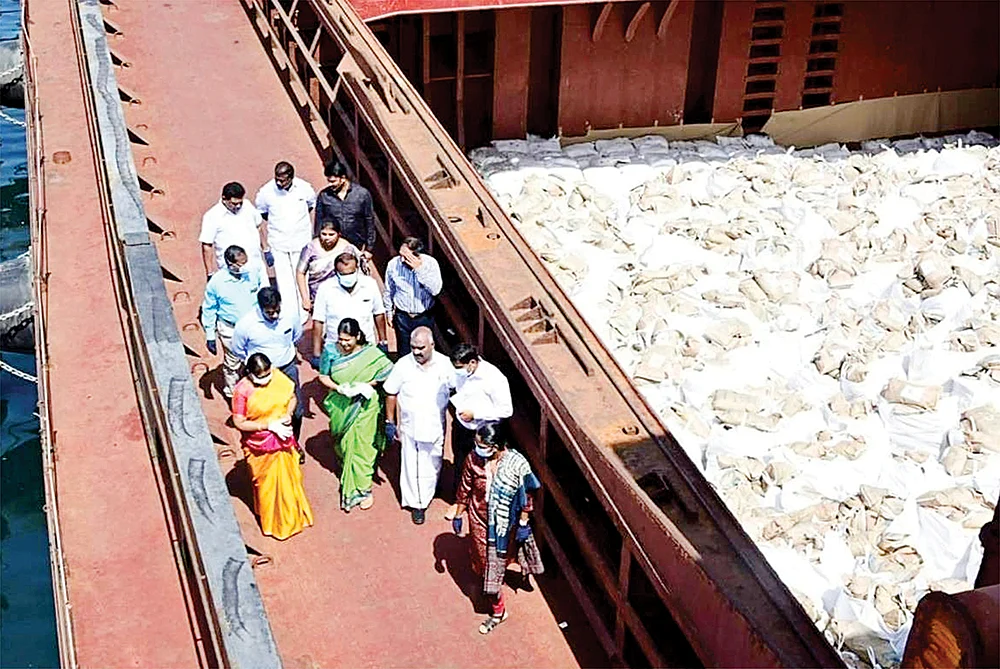 மிஸ்டர் கழுகு: பல்கலை... கல்லூரி... பள்ளி... அடித்து ஆடும் ஆளுநர் மாளிகை!