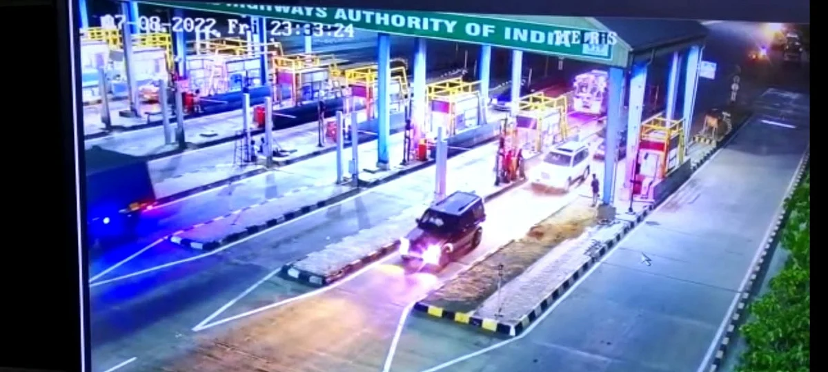 சுங்கச் சாவடியில் சசிகலா கார்