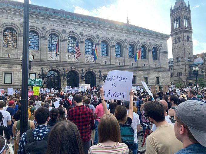 அமெரிக்கா: கருக்கலைப்பு தீர்ப்பு; பாலியல் வன்கொடுமை செய்யப்பட்ட 10 வயது சிறுமி சந்தித்த சிக்கல்!