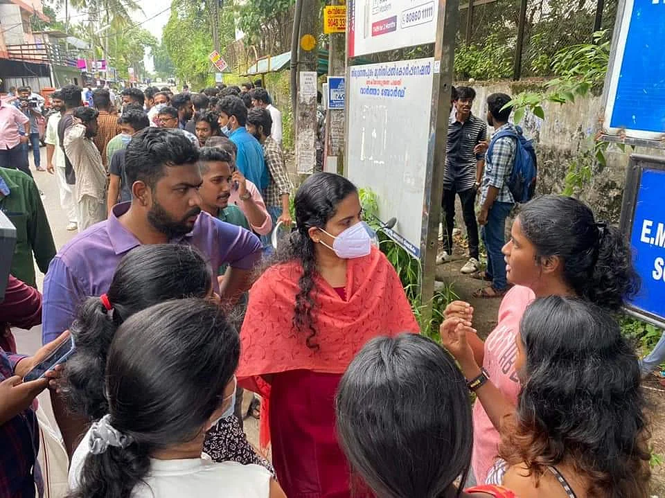 மாணவிகள் போராட்டத்துக்கு ஆதரவளித்த மேயர் ஆர்யா ராஜேந்திரன்