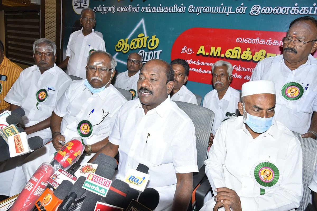 செய்தியாளர்களுக்கு பேட்டியளித்த விக்ரமராஜா