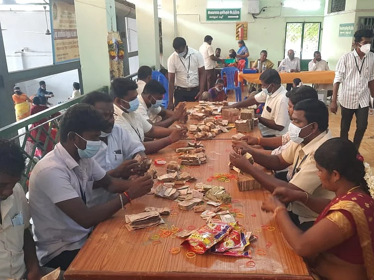 பணம், தங்கம், வெள்ளி நகைகள்; இருக்கன்குடி மாரியம்மன் கோயில் உண்டியல் வசூல்!