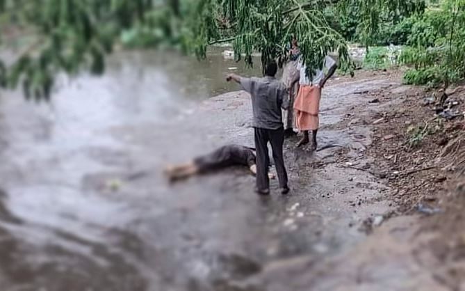 குற்றாலம்: அருவிகளில் திடீர் வெள்ளப்பெருக்கு... சிக்கிய 2 பெண்கள்; பாறைகளில் மோதி பலியான பரிதாபம்!