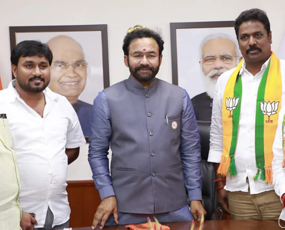 மத்திய அமைச்சருடன் கைகுலுக்கும் ‘தேடப்படும் குற்றவாளி?’ - புதுச்சேரி பா.ஜ.க-வின் பூகம்ப அரசியல்