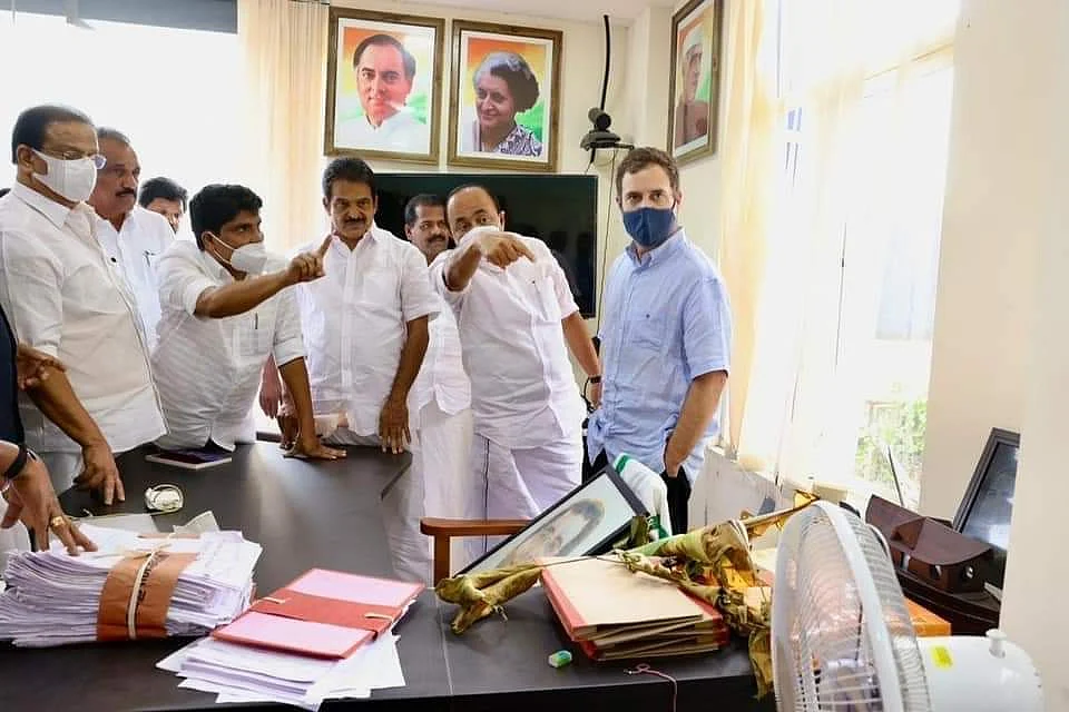 உடைக்கப்பட்ட தனது எம்.பி அலுவலகத்தைப் பார்வையிடும் ராகுல் காந்தி