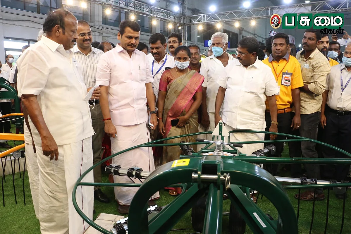 அமைச்சர்கள் கண்காட்சியை தொடங்கி பார்வையிட்டபோது