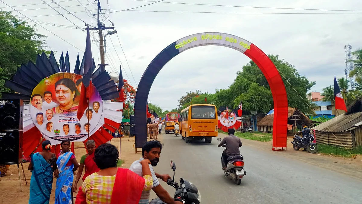 வழிகளில் வைக்கப்பட்ட அலங்கார நுழைவு வாயில்கள்.