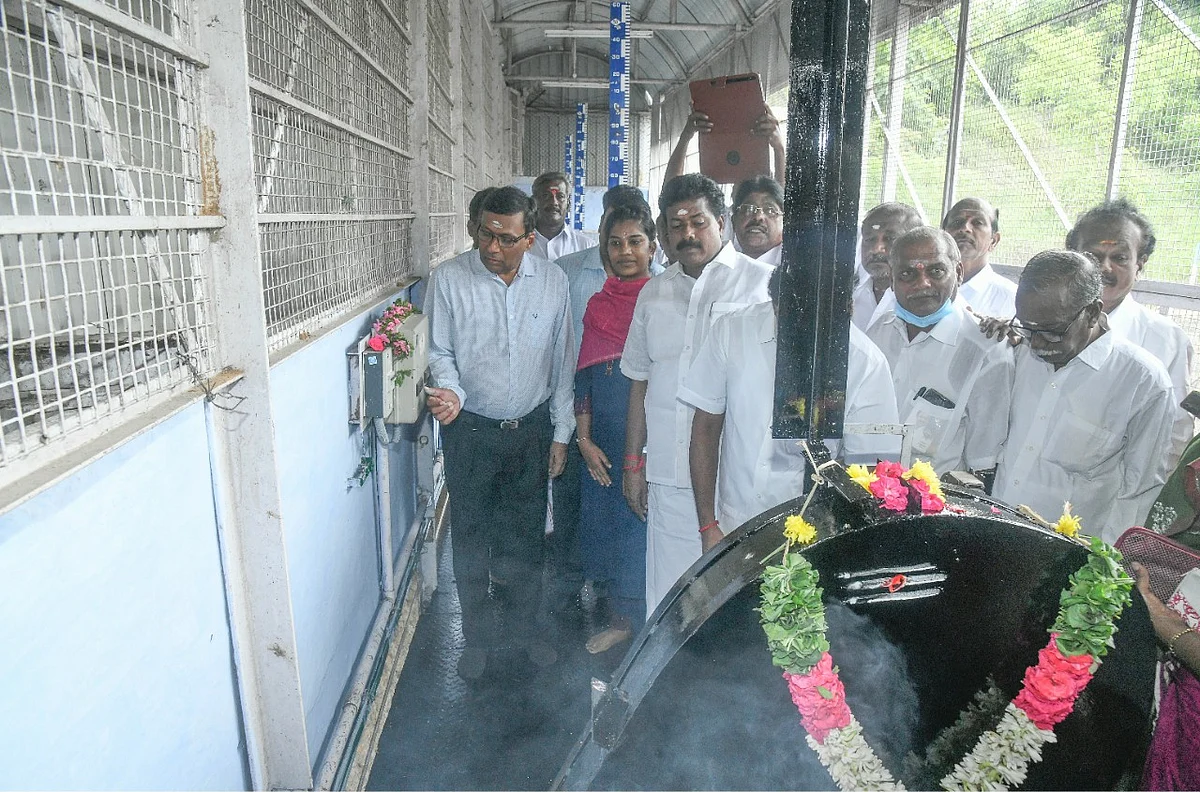 நிரம்பிய மேட்டூர் அணை... 16 கண் மதகுகள் வழியாக தண்ணீர் திறப்பு!