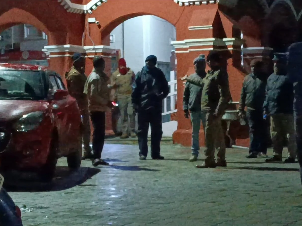 `ஊட்டியில் பல இடங்களில் வெடிகுண்டு' - கலெக்டருக்கு இரவில் வந்த மிரட்டல்?; விடிய விடிய நடந்த சோதனை