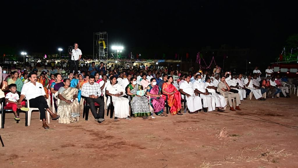 நிகழ்ச்சியில் கனிமொழி, அமைச்சர்கள் மற்றும் பார்வையாளர்கள்