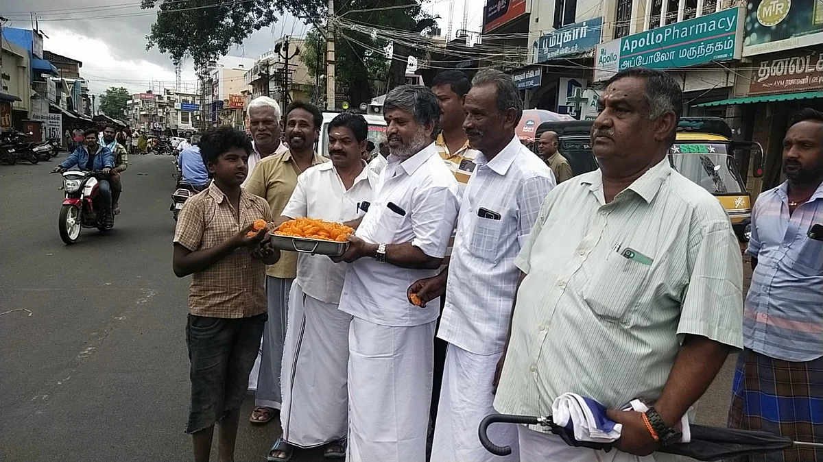 கம்பத்தில் அதிமுகவினர்