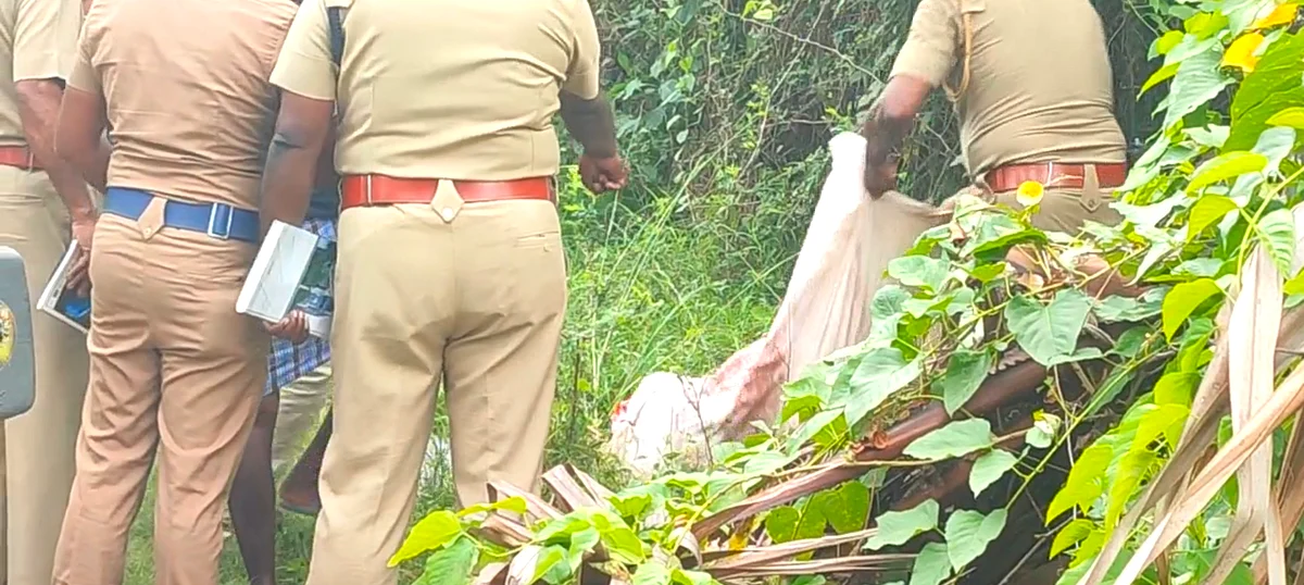 உடலை மீட்ட போலீஸார்