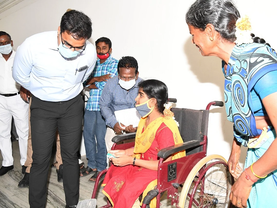 `ரோடு இல்ல சார்' - மாற்றுத்திறன் மாணவி கோரிக்கை... வீட்டுவாசல் வரை சாலை அமைத்துத் தந்த ஆட்சியர்