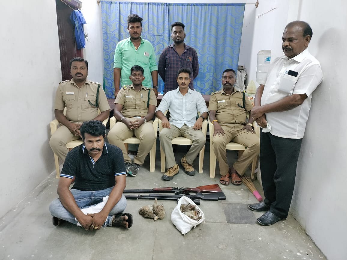 தூத்துக்குடி: கௌதாரி பறவைகளை வேட்டையாடிய 2 சிவில் இன்ஜினியர்கள் கைது... துப்பாக்கிகள் பறிமுதல்!