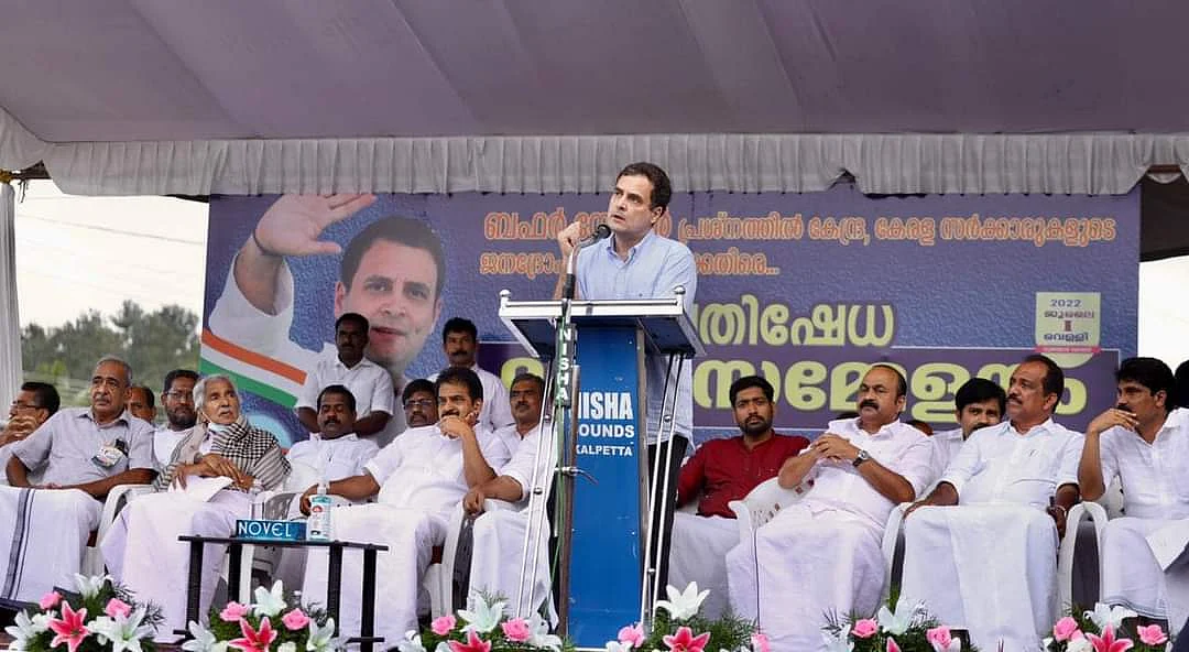 பொதுக்கூட்டத்தில் பேசும் ராகுல் காந்தி
