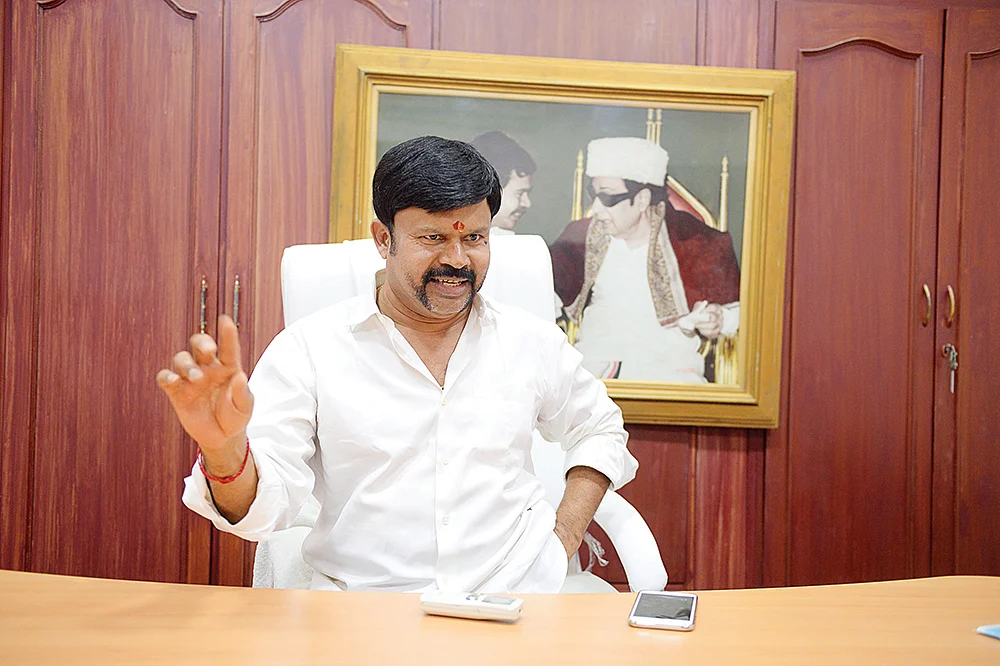 அ.தி.மு.க யாருக்கு... என்ன சொல்கிறது எம்.ஜி.ஆரின் உயில்?