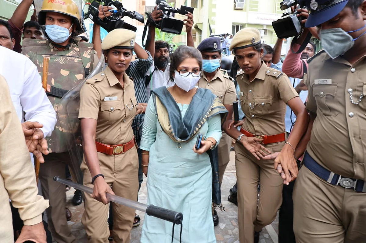 Live: இரு தரப்பு மோதலால் அதிமுக தலைமை அலுவலகத்துக்கு சீல் - கட்சி அலுவலகத்திலிருந்து புறப்பட்டார் ஓ.பி.எஸ்!