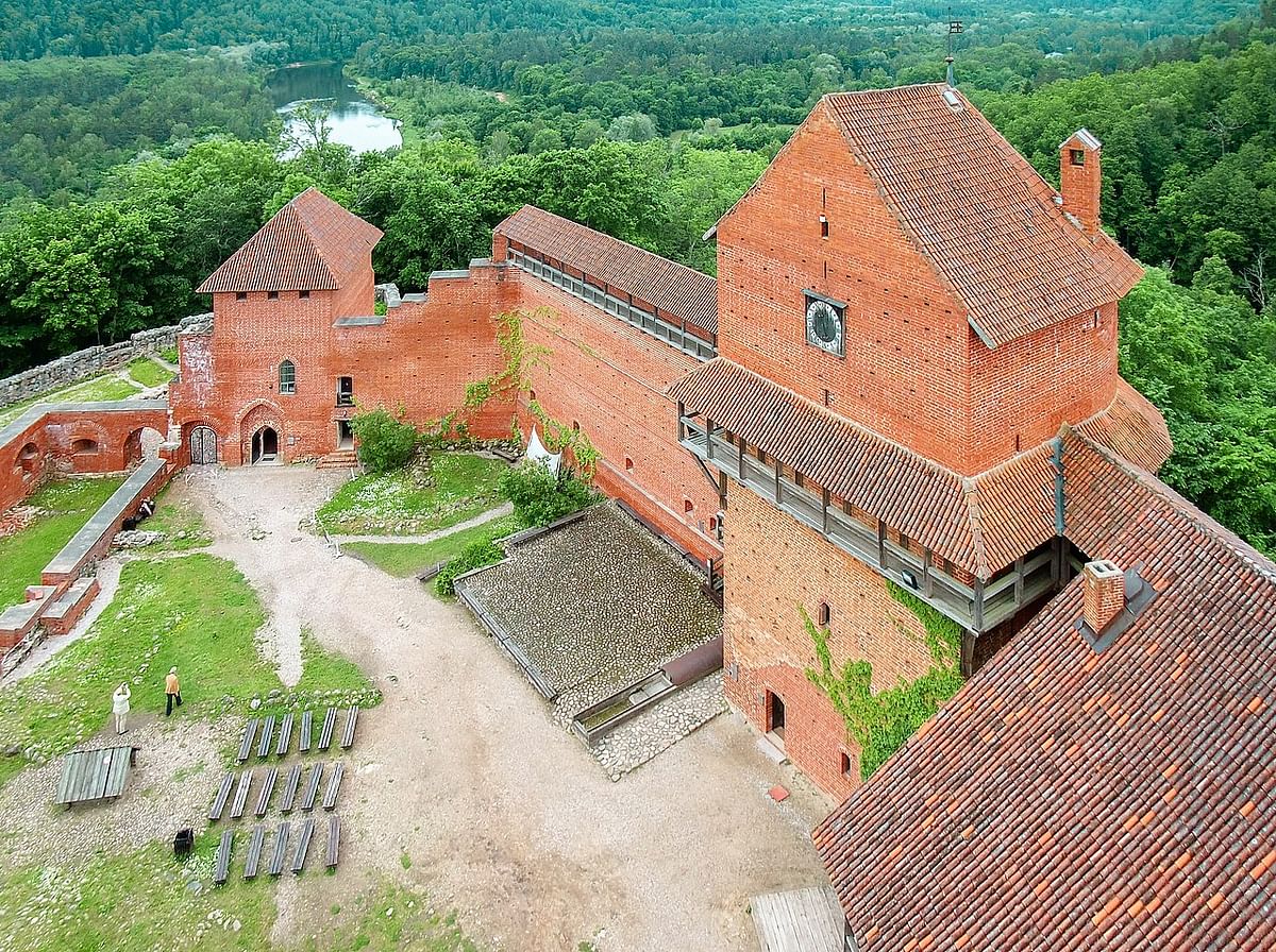 1214-ல் கட்டப்பட்ட துரைடா கோட்டை, லாட்வியா (Turaida Castle in Latvia)