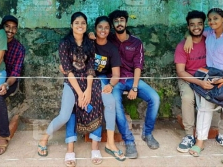 மாணவர்கள் மடியில் அமர்ந்து மாணவிகள் போராட்டம்;
நிழற்குடையில் தனித்தனி இருக்கைகள் போட்டதால் எதிர்வினை