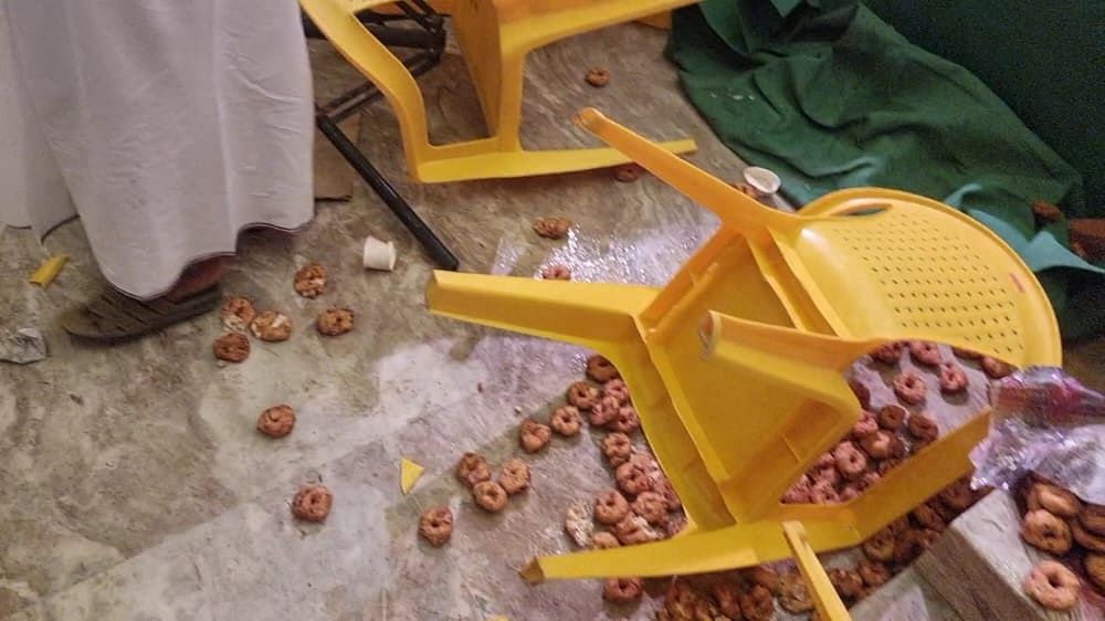வடைகள் சிதறடிக்கப்பட்டுள்ள காட்சி