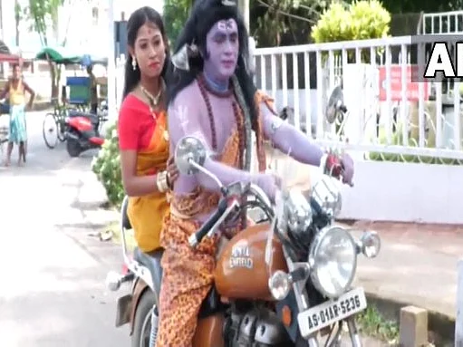 அஸ்ஸாம்: சிவன், பார்வதி வேடமிட்டு மோடிக்கு எதிராக சாலையில் கோஷம்; போலீஸ் கைது - என்ன நடந்தது?